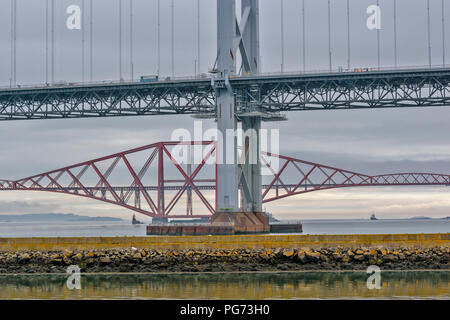 FORTH RAILWAY BRIDGE SUR LE Firth of Forth EN ÉCOSSE ET L'ANCIENNE ROUTE EN RÉPARATION DE PONT Banque D'Images