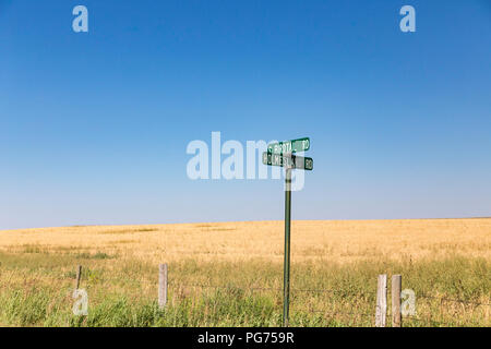 Intersecton Signalisation routière dans le milieu de nulle part, Montana, USA Banque D'Images