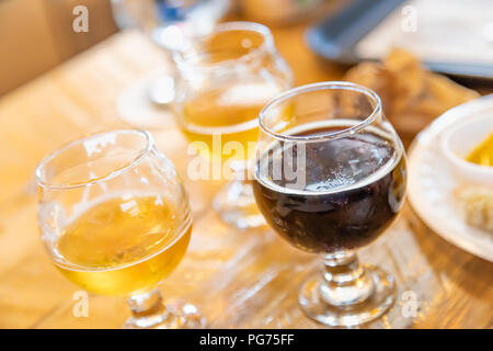 Résumé du petit verre de bières micro Brew sur Bar. Banque D'Images