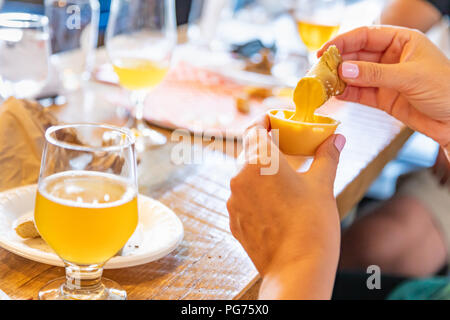 Femme de l'air se rend les bretzels et Micro brasser de la bière. Banque D'Images