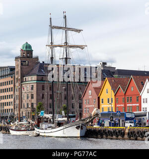 Voilier Liv, et derrière elle est le plus grand navire à voile goélette Bishop's Horizon (construit 1900). Les deux aux côtés de Bryggen à Bergen Harbour, à l'ouest de la Norvège Banque D'Images