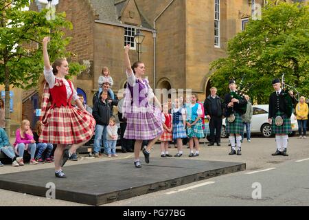 Les jeunes danseurs écossais écossais d'effectuer pour les touristes sur la place principale de Dornoch, Sutherland, Scotland, UK Banque D'Images