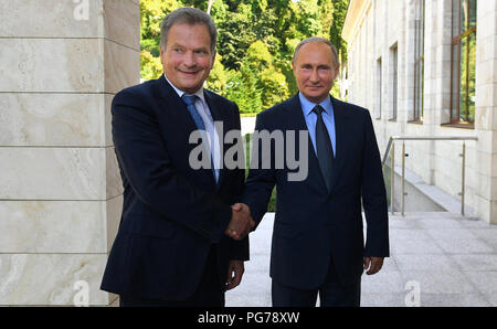 Le président russe Vladimir Poutine, à droite, se félicite le président finlandais Sauli Niinisto pour des entretiens à sa résidence de vacances de la mer Noire, 22 août 2018 à Sotchi, Russie. Banque D'Images