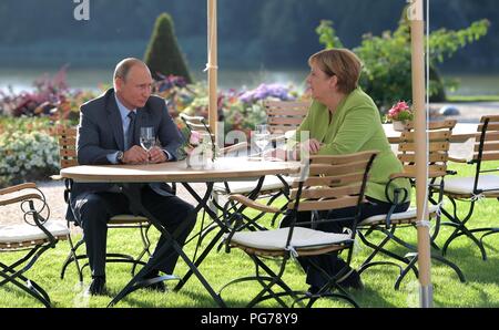 Le président russe Vladimir Poutine est titulaire d'une réunion informelle avec la Chancelière allemande Angela Merkel à l'chanceliers résidence Meseberg, 18 août 2018 à l'extérieur de Berlin, Allemagne. Banque D'Images