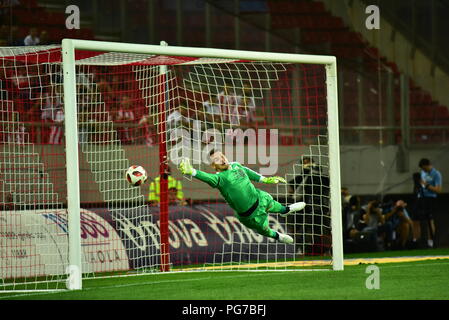 Le Pirée, Grèce. Août 23, 2018. Premier but de l'Olympiacos, malgré les efforts de Tom Heaton (no 1), l'attaquant de Burnley. Après un match fascinant, l'Olympiacos a gagné 3-1 à Burnley, Georgios Karaiskakis en Grèce, pour l'UEFA Europa League 2018/2019, les play-offs. Credit : Dimitrios Karvountzis/Pacific Press/Alamy Live News Banque D'Images