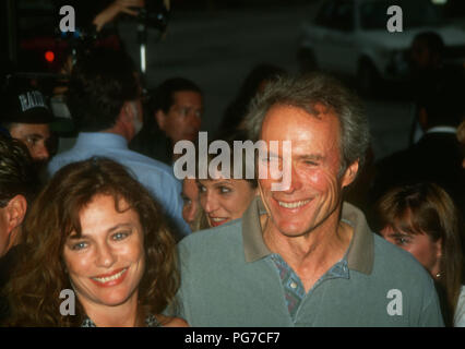 WESTWOOD, CA - 03 août : (L-R) L'actrice Jacqueline Bisset et directeur/acteur Clint Eastwood assiste à la Warner Bros Pictures 'Unforgiven' Westwood création le 3 août 1992 à Mann Bruin Theatre à Westwood, en Californie. Photo de Barry King/Alamy Stock Photo Banque D'Images