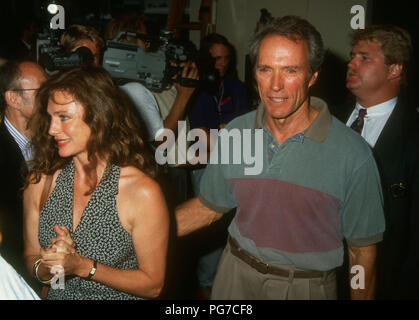 WESTWOOD, CA - 03 août : (L-R) L'actrice Jacqueline Bisset et directeur/acteur Clint Eastwood assiste à la Warner Bros Pictures 'Unforgiven' Westwood création le 3 août 1992 à Mann Bruin Theatre à Westwood, en Californie. Photo de Barry King/Alamy Stock Photo Banque D'Images