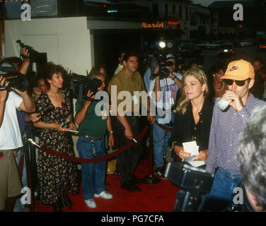 WESTWOOD, CA - 03 août : (L-R) L'actrice Tatum O'Neal et joueur de tennis John McEnroe assister à Warner Bros Pictures 'Unforgiven' Westwood création le 3 août 1992 à Mann Bruin Theatre à Westwood, en Californie. Photo de Barry King/Alamy Stock Photo Banque D'Images