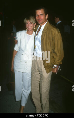 WESTWOOD, CA - 03 août : (L-R), actrice Toni Hudson et mari l'acteur Dirk Benedict assister à Warner Bros Pictures 'Unforgiven' Westwood création le 3 août 1992 à Mann Bruin Theatre à Westwood, en Californie. Photo de Barry King/Alamy Stock Photo Banque D'Images