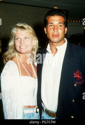 WESTWOOD, CA - août 03 : L'actrice Cathy Lee Crosby et guest assister à Warner Bros Pictures 'Unforgiven' Westwood création le 3 août 1992 à Mann Bruin Theatre à Westwood, en Californie. Photo de Barry King/Alamy Stock Photo Banque D'Images