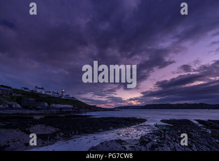 Leuchtturm à Roches Point sur la côte sud de l'Irlande Banque D'Images