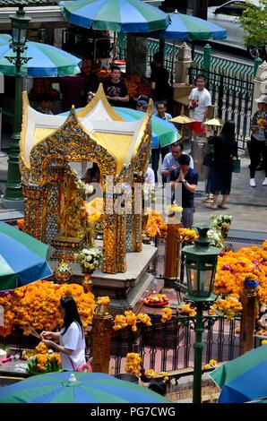 Donner des offrandes des fidèles thaïlandais et recherche de bénédictions à quatre têtes de sanctuaire d'Erawan Bangkok Thaïlande Banque D'Images