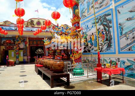 Temple chinois avec urnes art et des lampions rouges et drapeau thaïlandais Thaïlande Pattani Banque D'Images