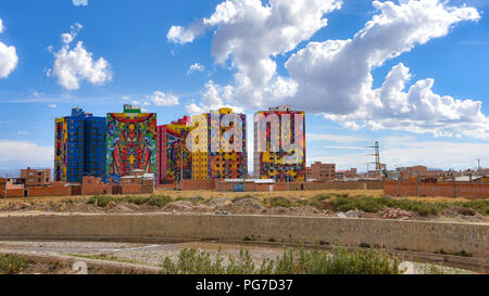 Peintures murales aux couleurs vives peintes par l'artiste bolivien Roberto Mamani Mamani sur les immeubles en copropriété à El Alto, La Paz, Bolivie Banque D'Images