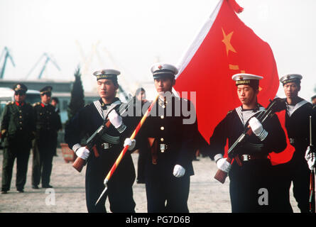 Les membres d'un garde chinois armés de fusils d'assaut Type 56 mars dans l'étude au cours de la première visite de navires de la Marine américaine à la Chine en 40 ans. Banque D'Images