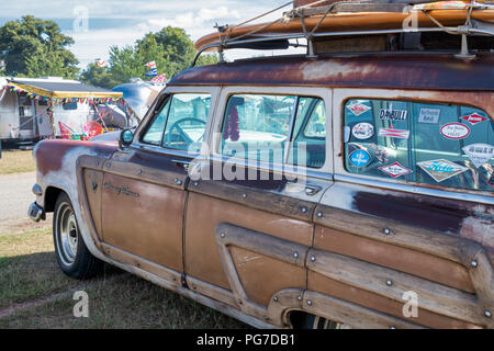 1954 Ford Country Squire station wagon à un festival rétro vintage. UK Banque D'Images