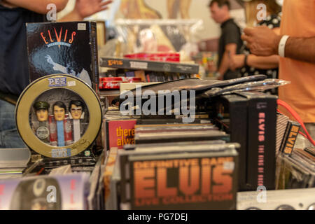 BAD NAUHEIM, ALLEMAGNE - 19 août 2018 : Marchandise au 17e Festival Elvis européen, un jour quatre convention de ventilateur Banque D'Images