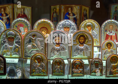 Saint Petersburg, Russie - 6 janvier 2018 : Iicons en vente à la Cathédrale Saint Isaac ou Isaakievskiy Sobor Banque D'Images