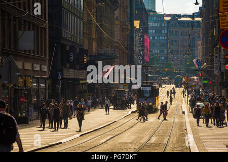 Aleksanterinkatu Helsinki, voir un soir d'été, un populaire Aleksanterinkatu le long de rue commerçante dans le centre de Helsinki, Finlande. Banque D'Images