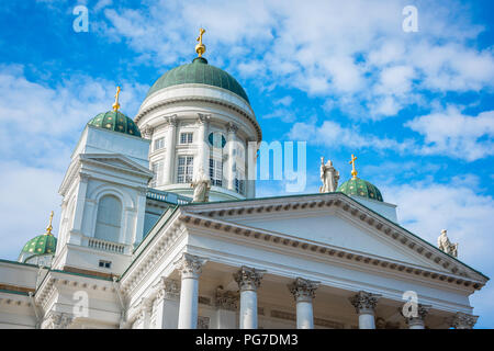 Cathédrale d'Helsinki, vue sur la tour de la lanterne centrale et détail supérieur de l'entrée portique de la cathédrale d'Helsinki, centre d'Helsinki, Finlande. Banque D'Images