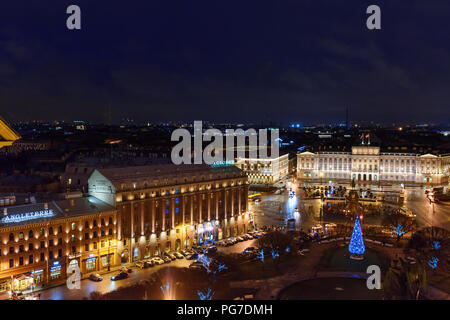 Saint Petersburg, Russie - 6 janvier 2018 : vue sur la place Saint-Isaac à partir de la colonnade de la cathédrale Saint-Isaac, la nuit Banque D'Images