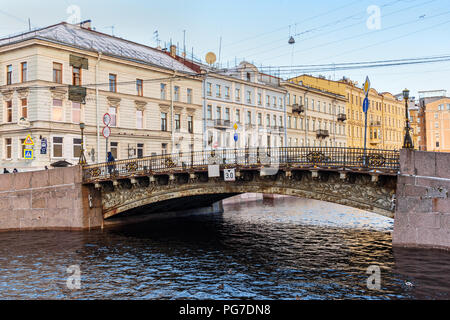 Saint Petersburg, Russie - 7 janvier, 2018 : Avis d'un grand pont au-dessus de la rivière Moïka Konyushenny Banque D'Images