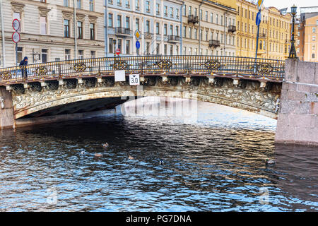 Saint Petersburg, Russie - 7 janvier, 2018 : Avis d'un grand pont au-dessus de la rivière Moïka Konyushenny Banque D'Images