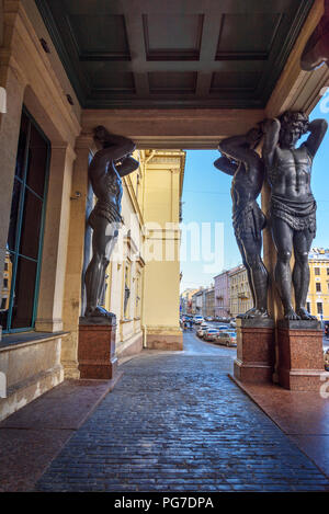 Saint Petersburg, Russie - 7 janvier 2018 : statues d'atlantes sur Portico Nouveau ermitage sur la rue Millionnaya Banque D'Images