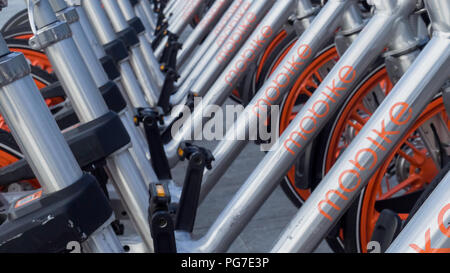 Août 2018 : les vélos d'une société de partage de vélos alignés à l'entrée de la gare Porta Susa de Turin. Août 2018 à Turin Banque D'Images