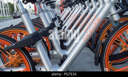 Août 2018 : les vélos d'une société de partage de vélos alignés à l'entrée de la gare Porta Susa de Turin. Août 2018 à Turin Banque D'Images
