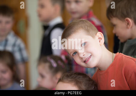 Le Bélarus, la ville de Gomel, le 04 avril 2018. Le centre de l'école maternelle. Journée portes ouvertes.Un garçon d'âge préscolaire sur fond d'enfants Banque D'Images