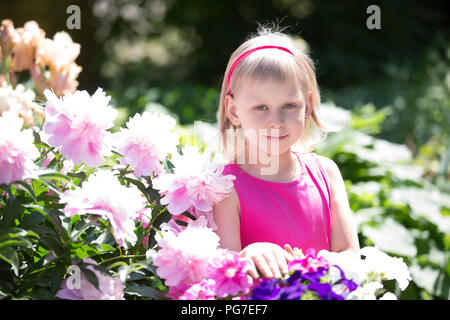 Biélorussie, Minsk, le 29 mai 2018. Le centre de l'école maternelle. Journée portes ouvertes.belle petite fille blonde dans une robe rose avec des fleurs dans une journée ensoleillée d'été Banque D'Images