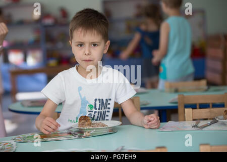 Biélorussie, Minsk, le 29 mai 2018. La maternelle est central. Journée portes ouvertes.L'enfant mange Banque D'Images