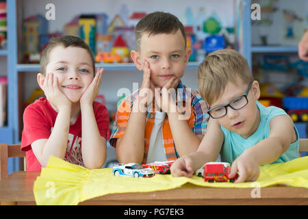 Biélorussie, Minsk, le 30 mai 2018. Le centre de l'école maternelle. Journée portes ouvertes.Les enfants jouent avec des voitures dans le jardin d'enfants. Les garçons d'âge préscolaire les amis Banque D'Images