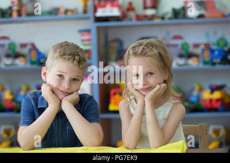 Biélorussie, Minsk, le 30 mai 2018. Le centre de l'école maternelle. Journée portes ouvertes.Très beau garçon et fille en maternelle. Les enfants sont d'âge préscolaire. Petit frère et Banque D'Images