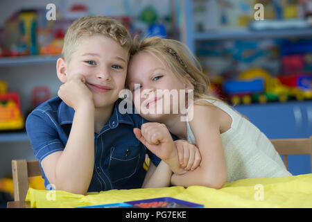 Biélorussie, Minsk, le 30 mai 2018. Le centre de l'école maternelle. Journée portes ouvertes.Très beau garçon et fille en maternelle. Les enfants sont d'âge préscolaire. Petit frère et Banque D'Images