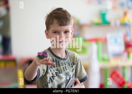 Le Bélarus, la ville de Gomel, le 04 avril 2018. Le centre de l'école maternelle. Journée portes ouvertes au jardin d'enfant.Boy Banque D'Images