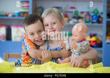 Biélorussie, Minsk, le 29 mai 2018. Le centre de l'école maternelle. Journée portes ouvertes.Les enfants d'âge préscolaire à la maternelle avec des jouets. Pour l'amitié. Peu de brothe Banque D'Images