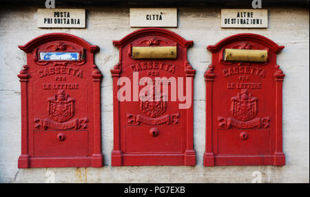 Boîtes aux lettres italien à Rome, Italie. Banque D'Images