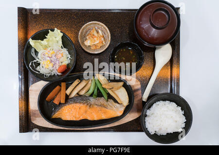 Saumon grillé avec légumes et riz. Set de cuisine japonaise. Banque D'Images