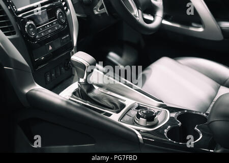 Voiture de luxe à l'intérieur de de changement de zone. Voiture moderne intérieur, levier de radio et porte-gobelet. Banque D'Images