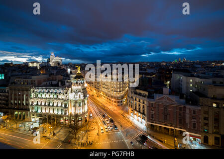 Voiture et feux de circulation sur la rue Gran Via, la principale rue commerçante de Madrid dans la nuit. L'Espagne, l'Europe. Dans Lanmark Madrid, Espagne Banque D'Images