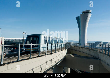 San Francisco International Airport tour de contrôle de la circulation aérienne et l'AirTrain - San Francisco, California USA Banque D'Images
