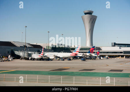 San Francisco International Airport tour de contrôle du trafic aérien et de l'aire de repas - San Francisco, California USA Banque D'Images