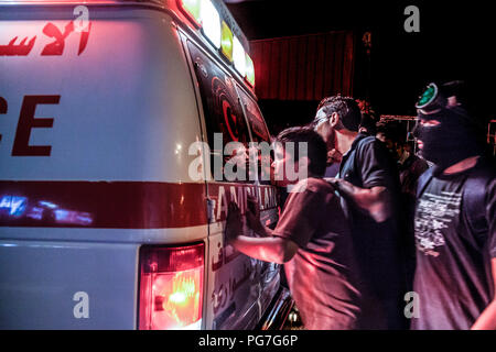 Bethléem, Palestine, 23 juillet 2014 : la jeunesse palestinienne est à la recherche d'une ambulance du Croissant-Rouge recherche de victimes dans la nuit de Bethléem riot Banque D'Images