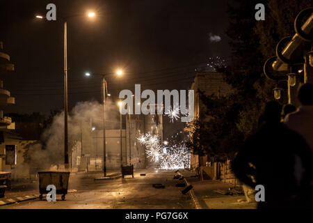 Bethléem, Palestine, 23 juillet 2014 : les Palestiniens d'artifice à abattre le mur de séparation à Bethléem pendant la nuit des émeutes dirigées contre Israël. Banque D'Images