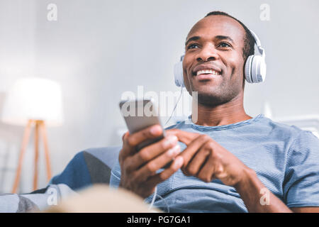 Cheerful man enjoying the music Banque D'Images