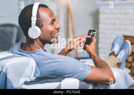 Homme séduisant appréciant la musique Banque D'Images