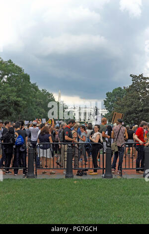 Les manifestants contre la touche Alt droite 'unir la droite 2' dans le parc Lafayette stand en face de la Maison blanche font entendre leur voix. Banque D'Images