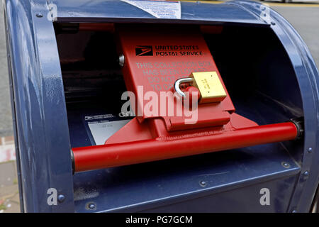 Une rue United States Postal Service mail contenant de collecte est verrouillé avant de manifestations à Washington, D.C. Banque D'Images